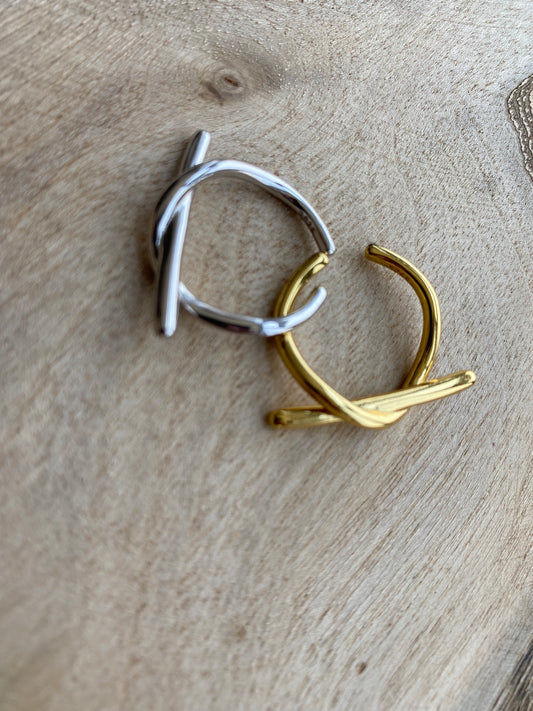 Open line knot ring